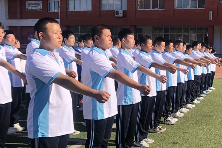 青春集结号 盘锦经济技术学校以军训开启开学第一课