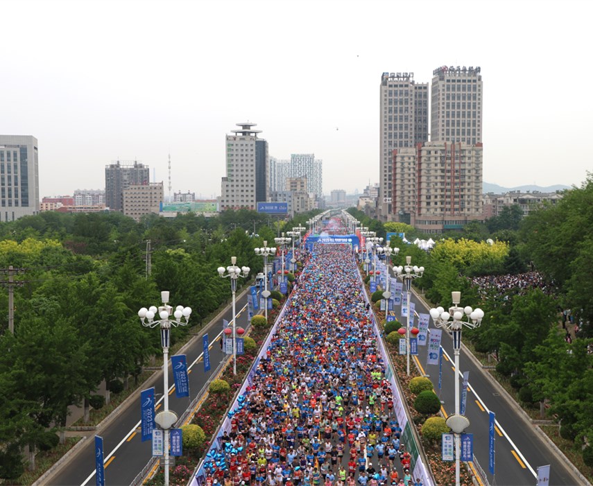 “跑遍辽宁”马拉松系列赛暨2023营口•鲅鱼圈马拉松赛激情开赛