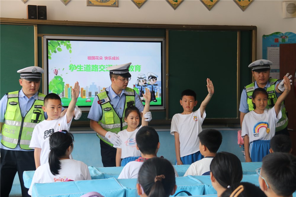 辽宁营口：交警保安全 “六一”儿童节特殊的“安全”礼