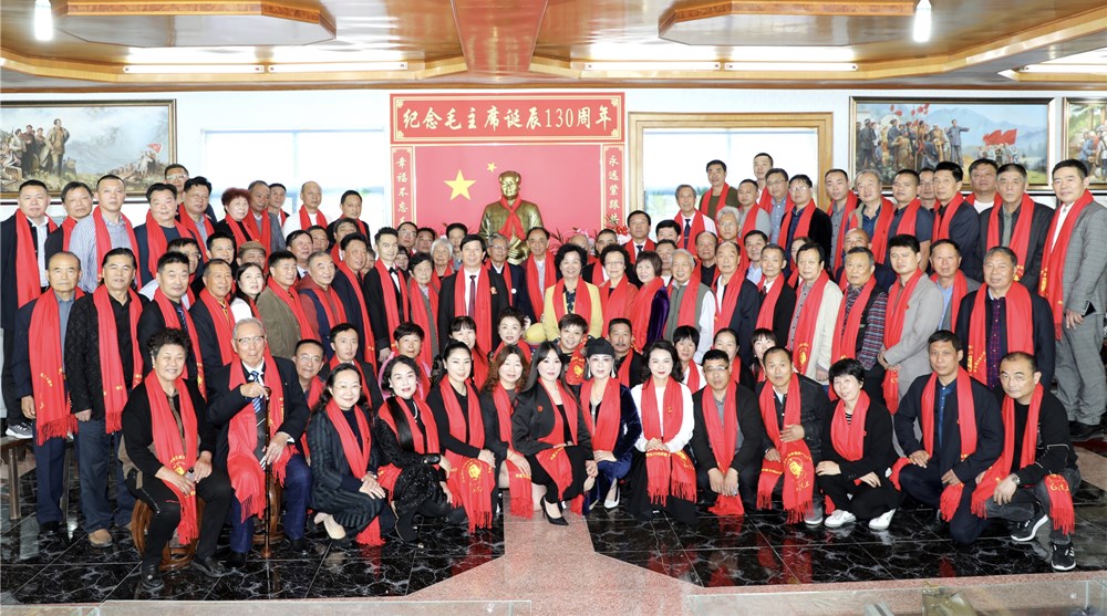 刘瀚锴先生在家中举办纪念伟人诞辰130周年活动