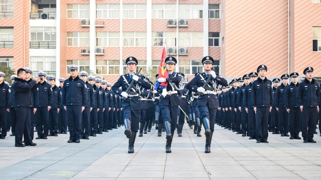 安徽公安职业学院举行“升警旗唱警歌、重温入警誓词”仪式