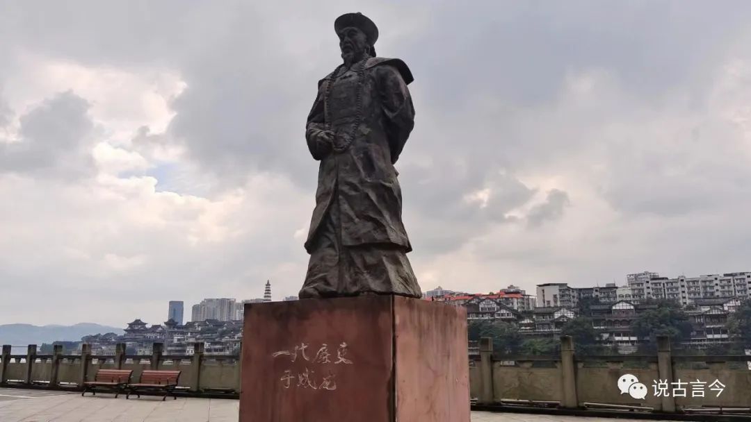 合川:瞻仰于成龙塑像