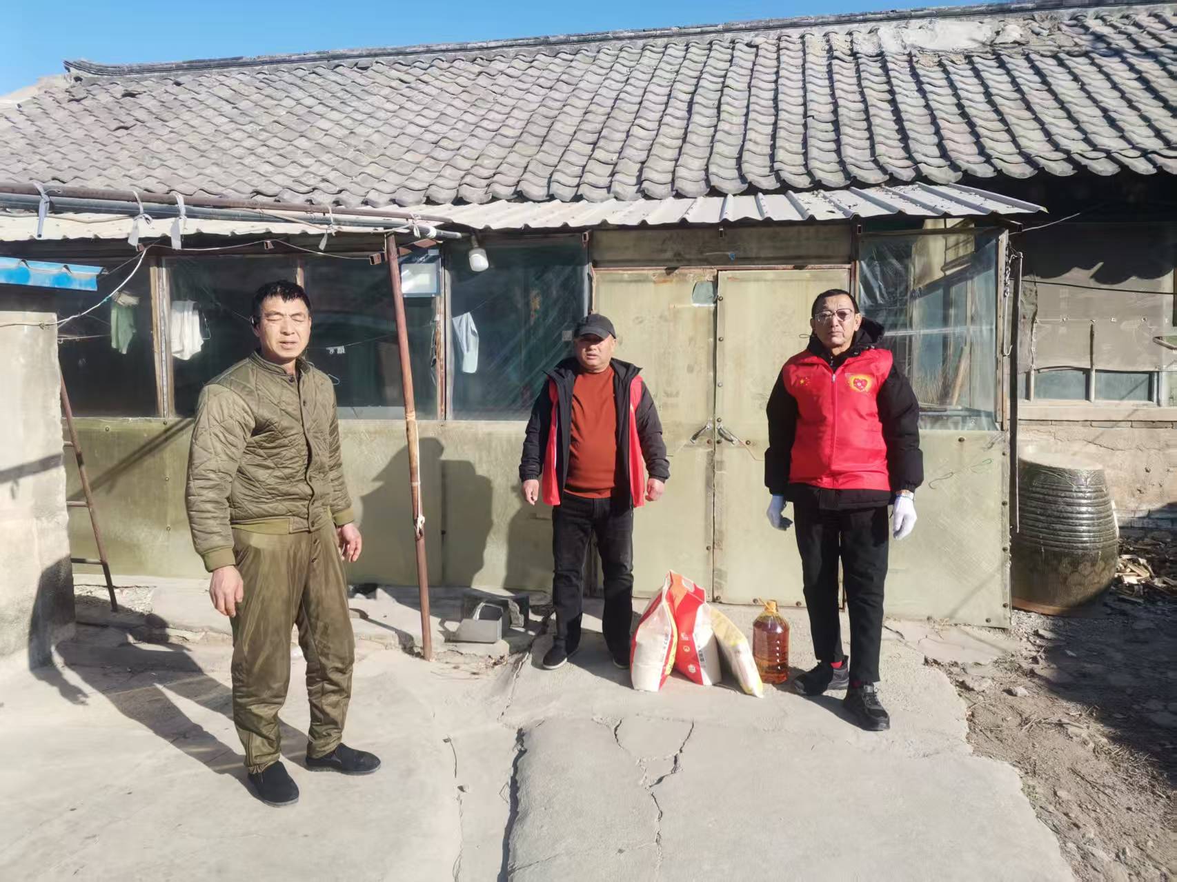 2026年春节前夕 辽宁大石桥市莲花兄弟公益团队走访慰问困难群众