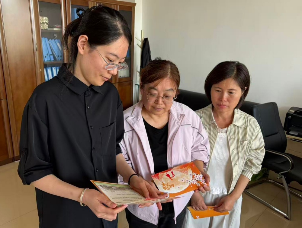 一张文创贺卡感恩教职工 盘锦弘毅中学与家委会打造和谐家校共育新局面